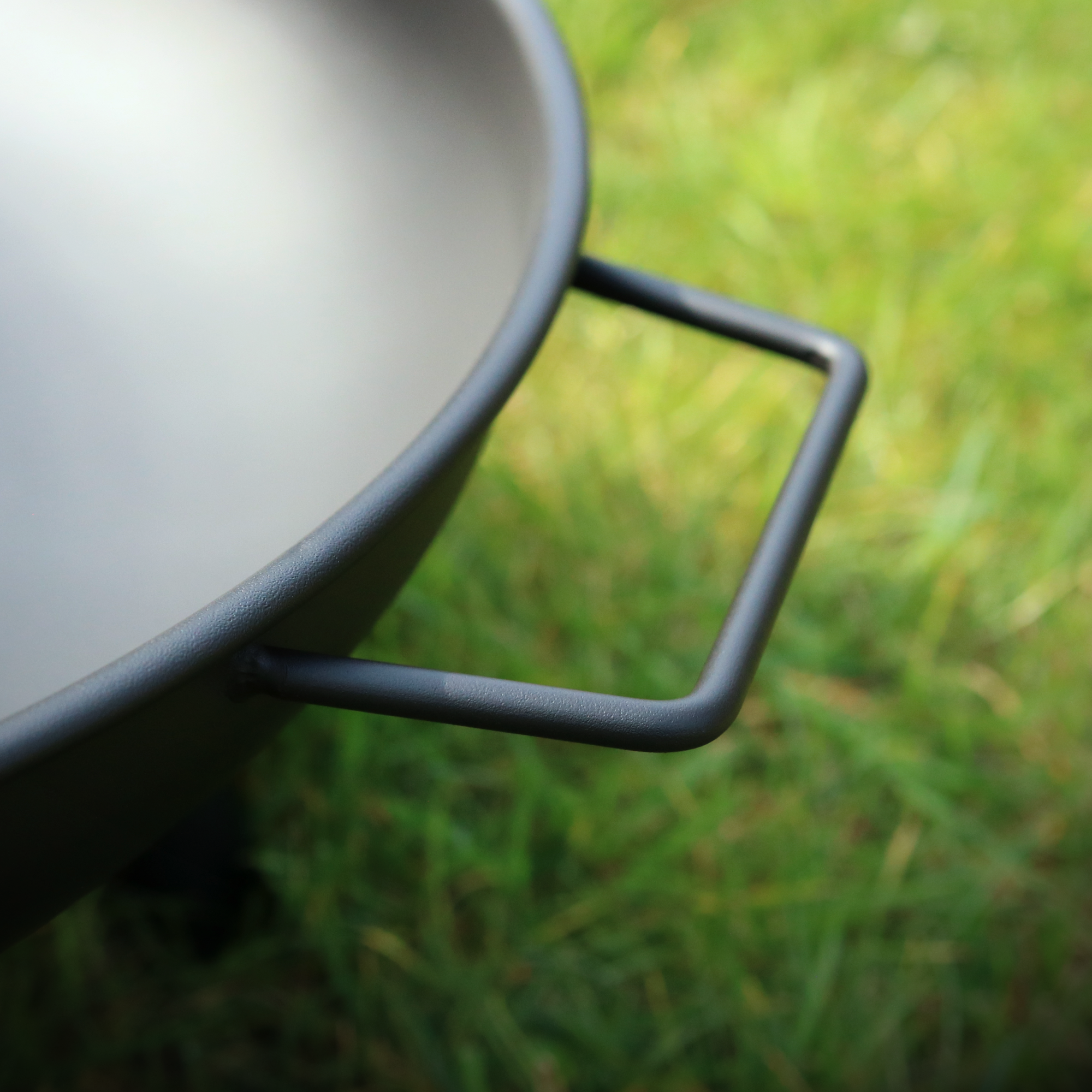 Feuerschale mit drei Standfüßen, Durchmesser 58 cm, schwarz